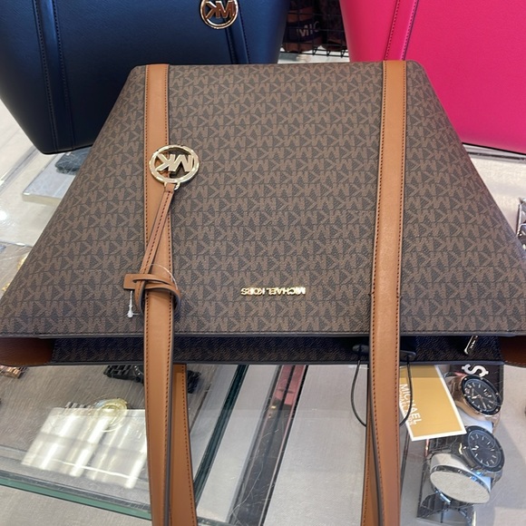 MICHAEL KORS
Pratt Large Signature Logo Tote Shoulder Bag
COLOR BROWN
NWT - Picture 9 of 16